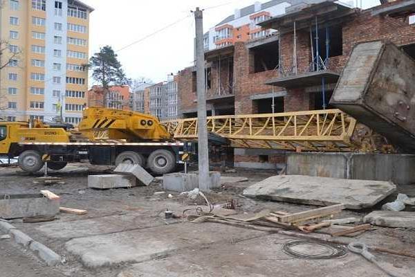 Под Киевом на людей упал башенный кран: есть жертвы