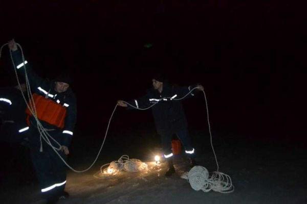 На Киевском водохранилище 11 рыбаков унесло на льдине На Киевском водохранилище 11 рыбаков унесло на льдине