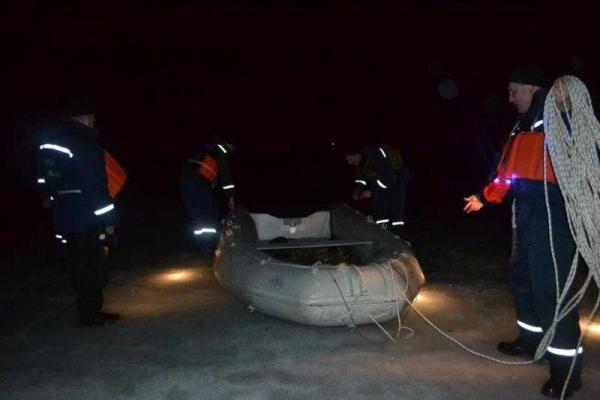 На Киевском водохранилище 11 рыбаков унесло на льдине На Киевском водохранилище 11 рыбаков унесло на льдине