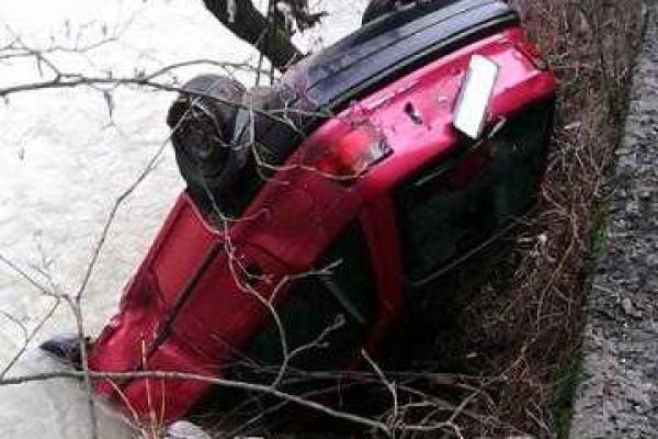 На Закарпатье машина съехала в реку, водитель погиб На Закарпатье машина съехала в реку, водитель погиб