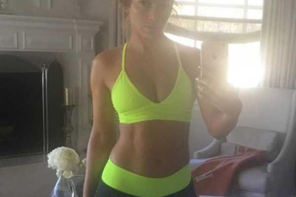 Дженнифер Лопес продемонстрировала безупречный пресс