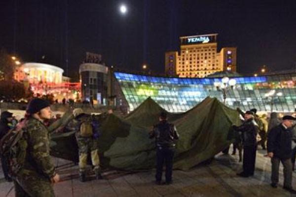 В Киеве на Майдане активисты установили большую армейскую палатку и собираются там ночевать В Киеве на Майдане активисты установили большую армейскую палатку и собираются там ночевать