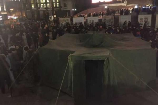 В Киеве на Майдане активисты установили большую армейскую палатку и собираются там ночевать В Киеве на Майдане активисты установили большую армейскую палатку и собираются там ночевать