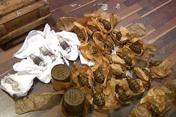 Днепропетровские полицейские обнаружили схрон огнестрельного оружия и взрывчатки Днепропетровские полицейские обнаружили схрон огнестрельного оружия и взрывчатки