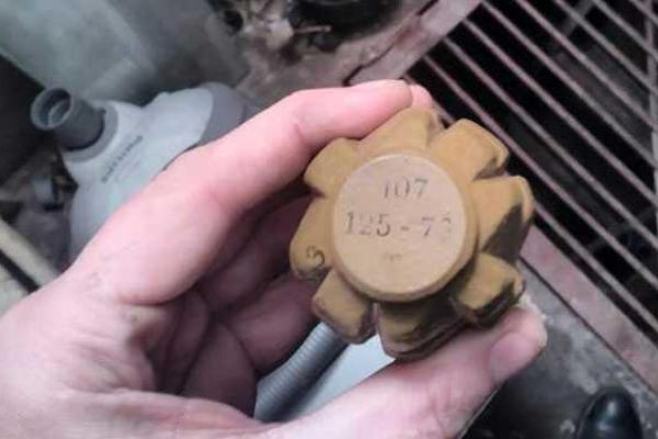 В Авдеевке полиция нашла оружейный арсенал, часть которого преступник закопал во дворе своей девушки В Авдеевке полиция нашла оружейный арсенал, часть которого преступник закопал во дворе своей девушки