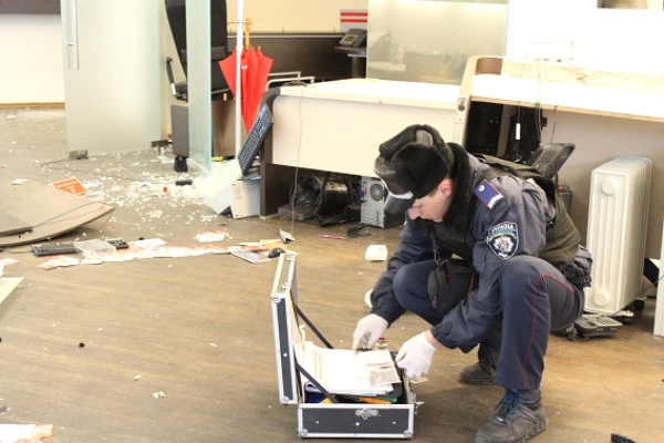 Полицейские задержали белоруса, причастного к погрому в отделении банка на Крещатике Полицейские задержали белоруса, причастного к погрому в отделении банка на Крещатике