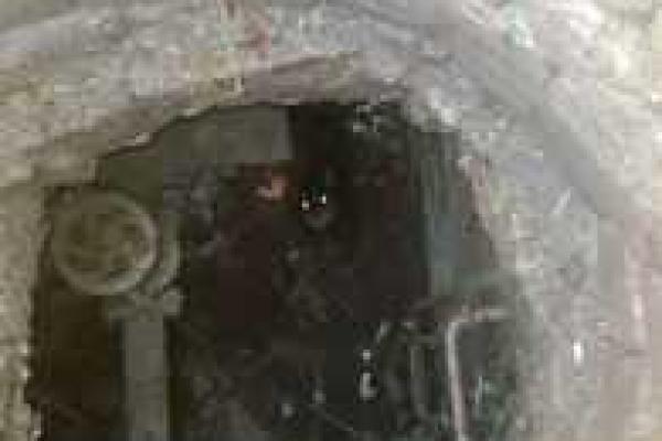 В Мариуполе спасатели достали из колодца собаку В Мариуполе спасатели достали из колодца собаку