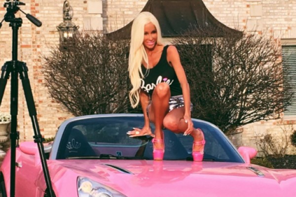 В США многодетная мать потратила полмиллиона долларов на внешность Барби В США многодетная мать потратила полмиллиона долларов на внешность Барби