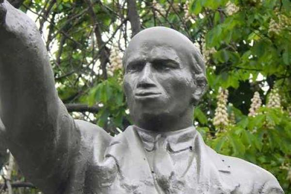 На Кубани памятник Ленину после реставрации стал похож на неандертальца