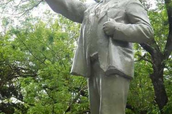 На Кубани памятник Ленину после реставрации стал похож на неандертальца