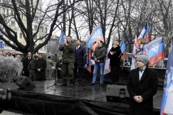 В Донецке на годовщину аннексии Крыма установили памятник России В Донецке на годовщину аннексии Крыма установили памятник России