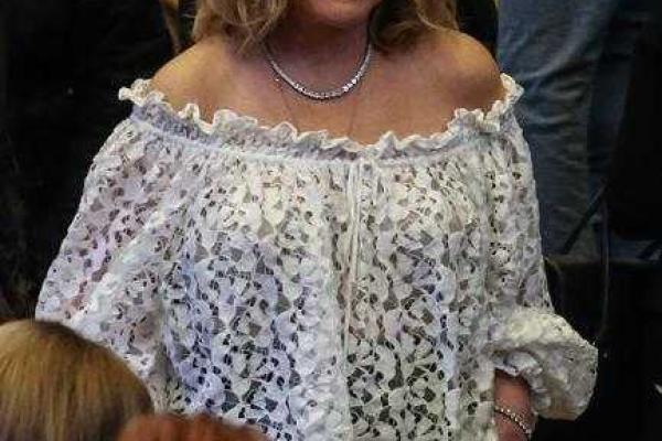 Алла Пугачева оголила плечи и показала нижнее белье