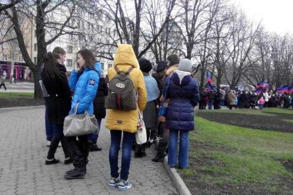 В Донецке на годовщину аннексии Крыма установили памятник России В Донецке на годовщину аннексии Крыма установили памятник России