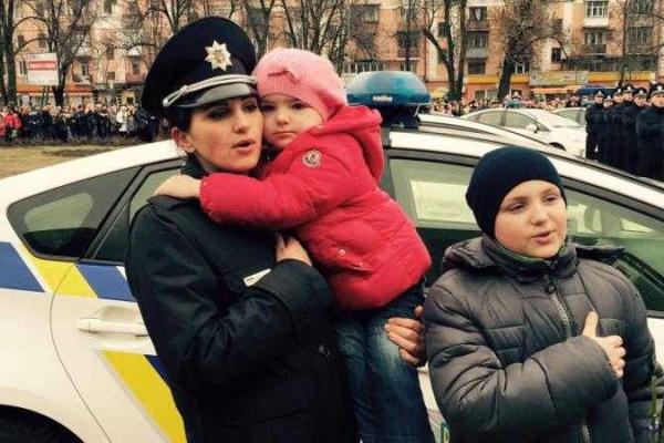 Яценюк поздравил Полтаву с новой патрульной полицией Яценюк поздравил Полтаву с новой патрульной полицией