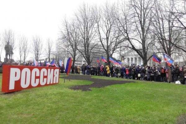 В Донецке на годовщину аннексии Крыма установили памятник России В Донецке на годовщину аннексии Крыма установили памятник России