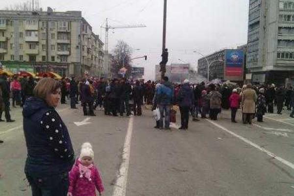 Масленица в Луганске: люди лазили на столб ради еды 