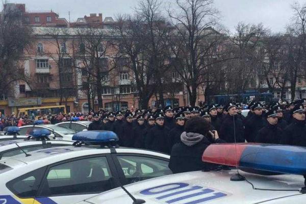Яценюк поздравил Полтаву с новой патрульной полицией Яценюк поздравил Полтаву с новой патрульной полицией