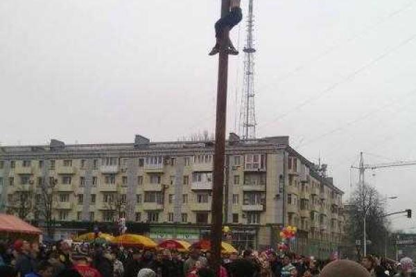 Масленица в Луганске: люди лазили на столб ради еды 