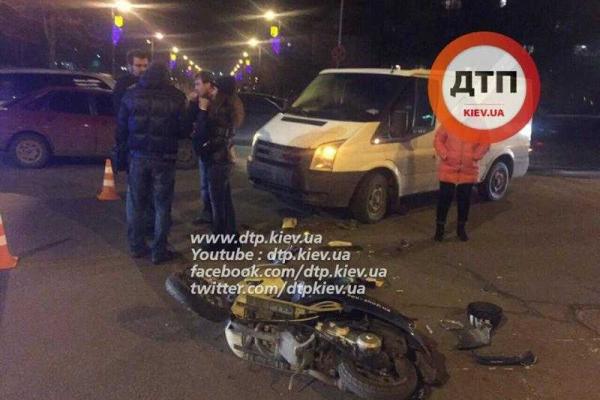 Под Киевом скутер с надписью "Секс Шоп" врезался в микроавтобус