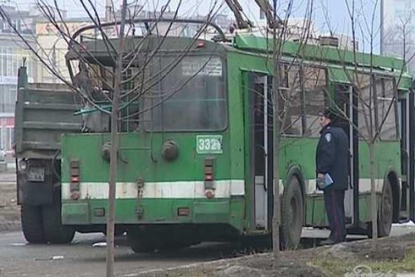 В Харькове МАЗ врезался в троллейбус с пассажирами В Харькове МАЗ врезался в троллейбус с пассажирами