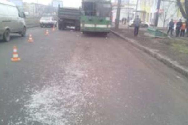 В Харькове МАЗ врезался в троллейбус с пассажирами В Харькове МАЗ врезался в троллейбус с пассажирами
