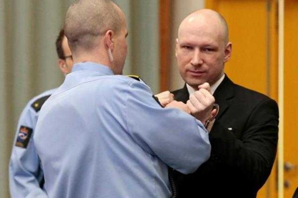 Брейвик, уничтоживший 77 человек, приветствовал суд нацистским жестом