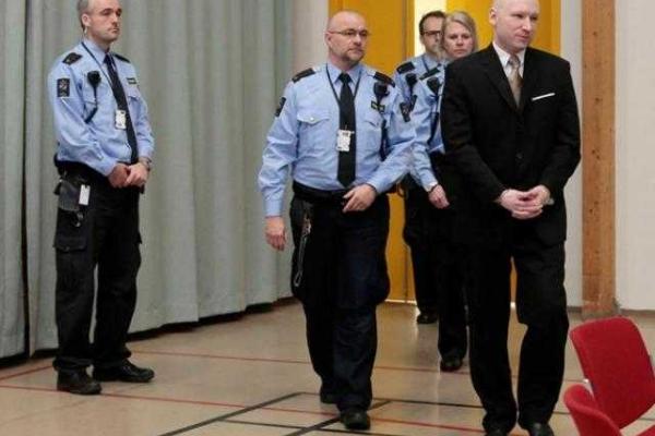 Брейвик, уничтоживший 77 человек, приветствовал суд нацистским жестом