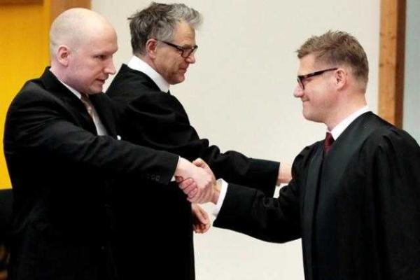 Брейвик, уничтоживший 77 человек, приветствовал суд нацистским жестом