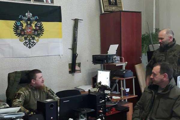 В кабинете у боевика Моторолы рядом с Путиным висит гранатомет