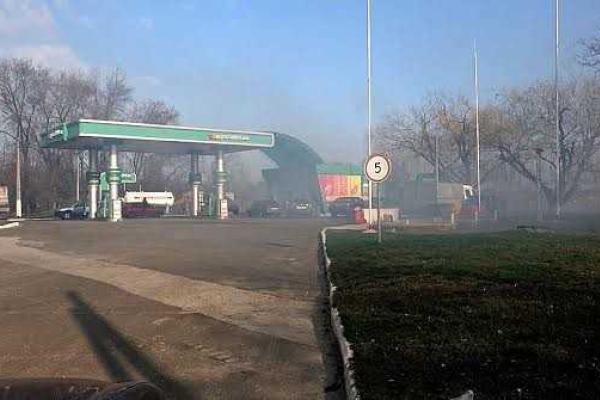 В Мариуполе спасатели боролись с огнем, который мог перекинуться на заправки В Мариуполе спасатели боролись с огнем, который мог перекинуться на заправки