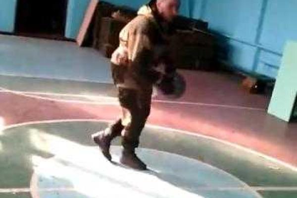 Боевики показали хранящиеся в спортзале школы №15 в поселке Зайцево боеприпасы