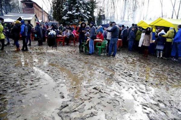 "Под ногами — шоколад": в сети посмеялись над "грязной" Масленицей в России