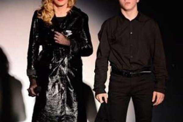 Мадонна расплакалась на сцене из-за своего сына