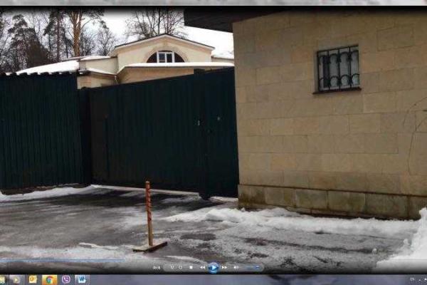 Журналисты показали особняк Азарова на Рублевке