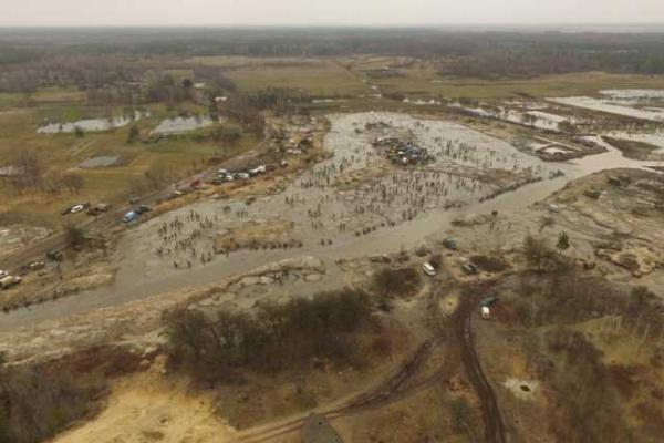 В сети показали последствия незаконной добычи янтаря на Ровенщине