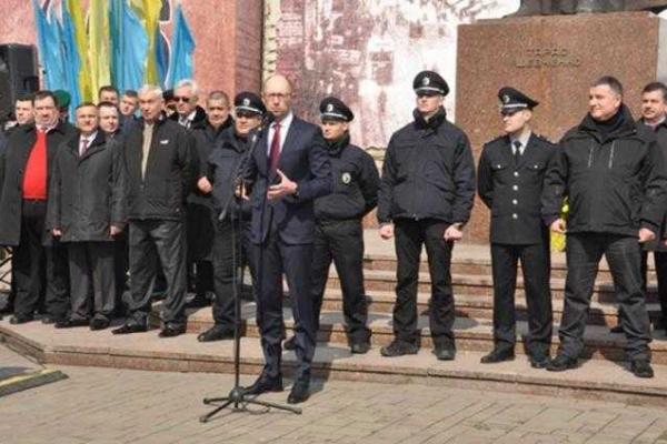 В Черновцах во время принятия присяги полицейский сделал предложение любимой В Черновцах во время принятия присяги полицейский сделал предложение любимой
