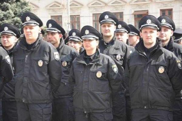 В Черновцах во время принятия присяги полицейский сделал предложение любимой В Черновцах во время принятия присяги полицейский сделал предложение любимой