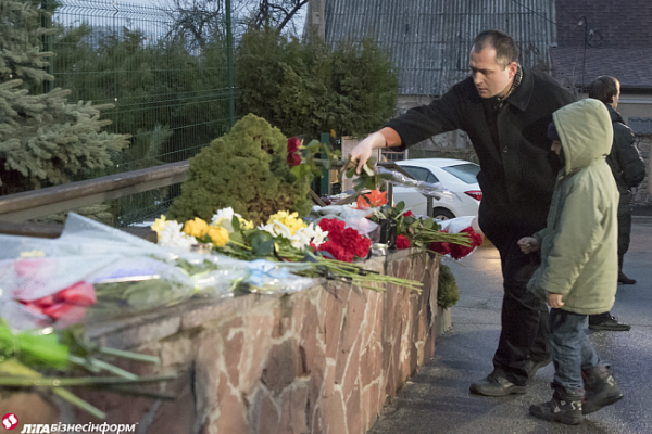 Киевляне несут цветы и лампадки к посольству Бельгии в Украине
