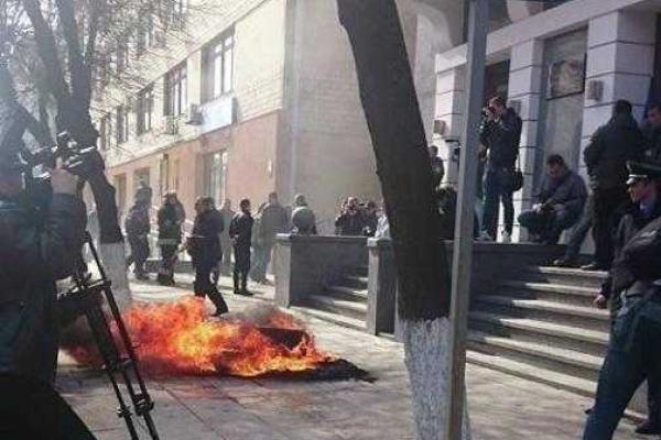 «Автомайдановцы» начали жечь шины под зданием Нацполиции в Виннице «Автомайдановцы» начали жечь шины под зданием Нацполиции в Виннице
