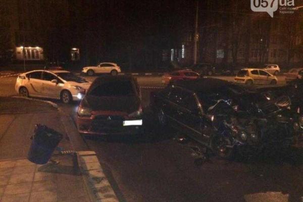 ДТП в Харькове: разбиты две иномарки, четыре человека пострадали