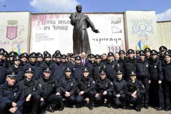 В Черновцах во время принятия присяги полицейский сделал предложение любимой В Черновцах во время принятия присяги полицейский сделал предложение любимой