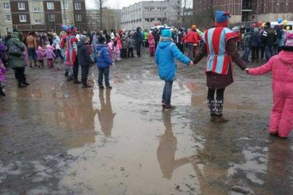 "Под ногами — шоколад": в сети посмеялись над "грязной" Масленицей в России