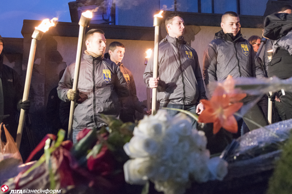 Киевляне несут цветы и лампадки к посольству Бельгии в Украине