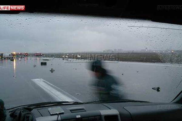 ​Крушение "Боинга-737" в Ростове: в сети появились фото с места трагедии