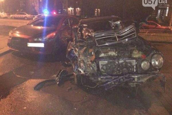 ДТП в Харькове: разбиты две иномарки, четыре человека пострадали