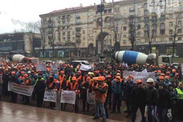 В Киеве строители пикетируют мэрию В Киеве строители пикетируют мэрию
