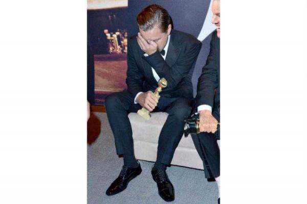 Грустный Ди Каприо с "Оскаром" стал интернет-мемом Грустный Ди Каприо с "Оскаром" стал интернет-мемом