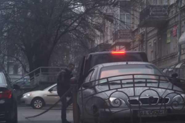 Коломойского "застукали" во время визита к Порошенко Коломойского "застукали" во время визита к Порошенко
