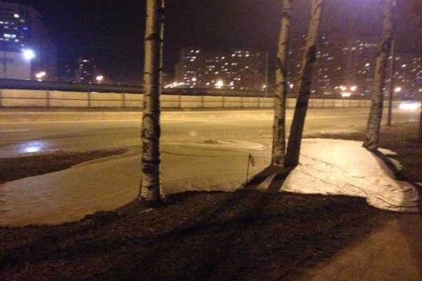 В Петербурге из-под земли бьет фонтан с непонятным содержимым