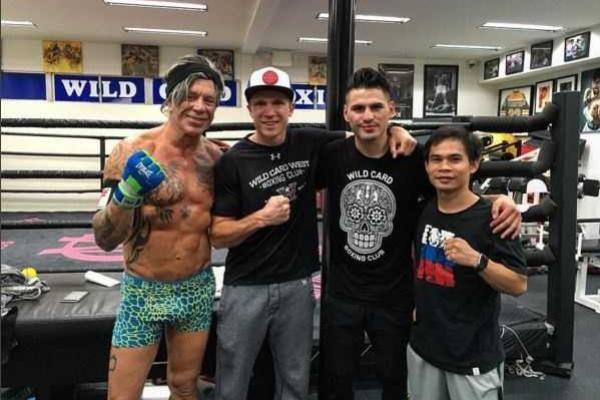 В сети обсуждают новое фото Микки Рурка в трусах